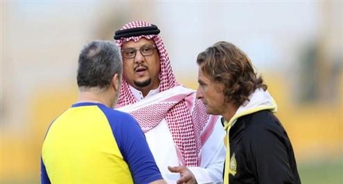 بالصور.. النصر يتدرب تحت المطر .. وبن تركي يجتمع بكارينيو